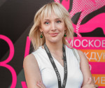 Девушка с зелёными серёжками