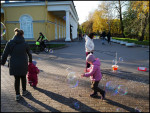 В осеннем парке воздух свеж.
